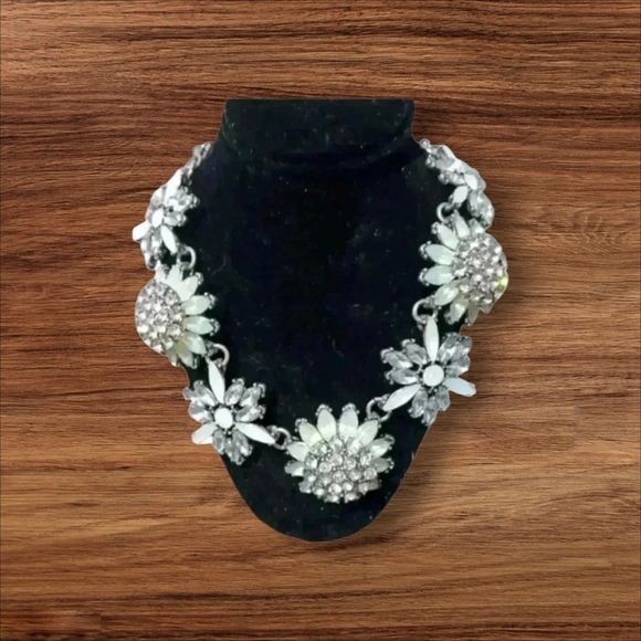 Jewelry - Silver faux opel crystal 🌼 flower necklace.